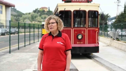 Hem günde 500 yolcu taşıyor hem de ev işlerini aksatmıyor