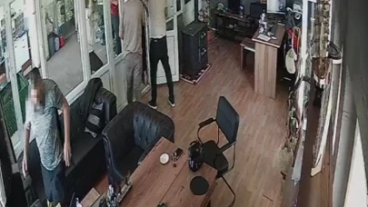 İş yerine satırlı, sopalı baskın anı saniye saniye kamerada