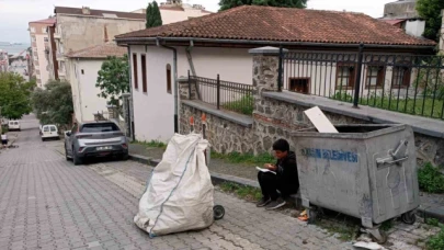 Kağıt toplayıcısı çocuğun konteyner başında ders çalışması duygulandırdı