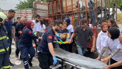 Kamyonet tırın altına girdi: 1'i ağır 2 yaralı