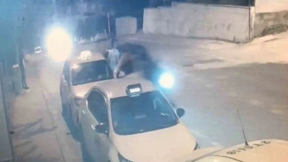 Kapıyı açıp taksiden indiği esnada otomobil böyle çarptı