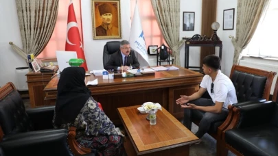 Kargı, Makam Odasında Vatandaşın Taleplerini Dinliyor