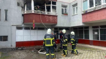 Kibritle oynayan çocuk balkonu ateşe verdi