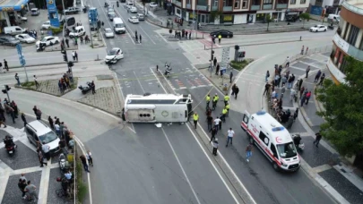 Kırmızı ışıkta geçen otobüse jip çarptı: 8 yaralı