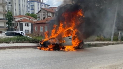 Kontağı çevirdi, otomobili alev aldı