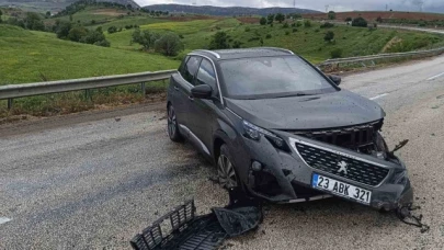 Kontrolden çıkan otomobil bariyerlere çarptı