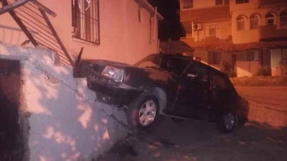 Kontrolden çıkan otomobil binaya çarptı