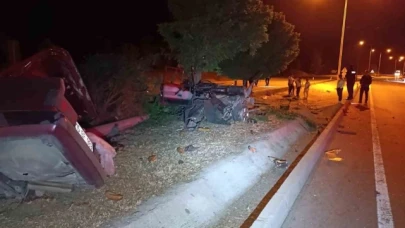 Kontrolden çıkıp refüjdeki ağaca çarpan otomobil ikiye bölündü
