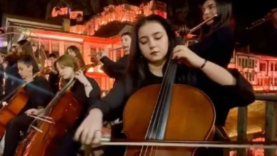 Milli Eğitim Bakanlığı, öğrencilerin çaldığı İstiklal Marşı'nı Amasya görüntüsüyle paylaştı