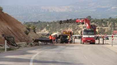 Ölüm virajında kamyon hurdaya döndü, sürücü hayatını kaybetti