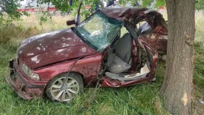 Otomobil ağaca çarptı: 1 ölü, 1 yaralı