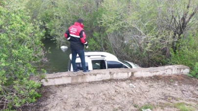 Otomobil dereye uçtu: 1'i çocuk 3 kişi yaralandı
