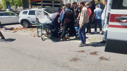 Otomobil ile çarpışan triportörün sürücüsü yola fırladı