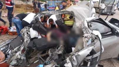 Otomobil ile tır çarpıştı: 2 ölü, 3 yaralı