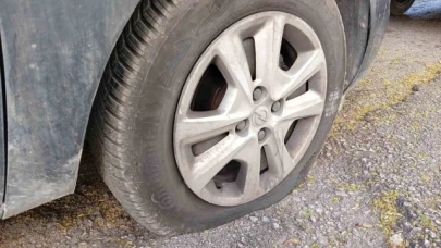 Park halindeki otomobillerin lastikleri yarılmış halde bulundu