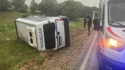 Sera işçisi kadınları taşıyan minibüs devrildi: 14 yaralı