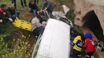 Takla atarak menfeze düşen otomobil hurdaya döndü: 1 ölü, 3 yaralı