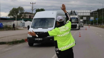 Taşova'da polis yük taşıyan araçları denetledi