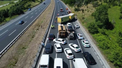 Tır devrildi, kilometrelerce kuyruk oluştu
