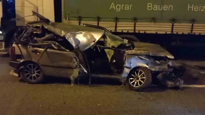 Tıra çarpan otomobil hurdaya döndü: 1 yaralı