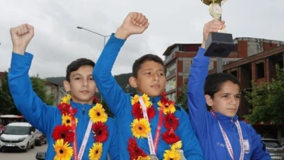 Türkiye şampiyonu güreşçi Kaan Buğra Yüksel ve arkadaşları şehir turu attı