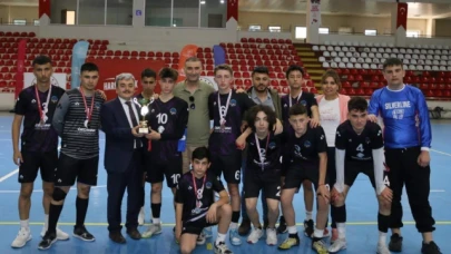 Türkmen Öğrencilerin Heyecanına Ortak Oldu