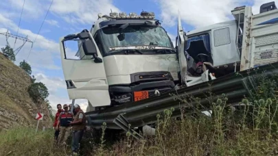 Yakıt tankeriyle tır kafa kafaya çarpıştı: 3 yaralı