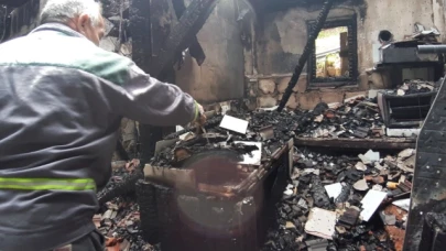 Yangından geriye sadece 120 lirası ve 7 köpeği kaldı
