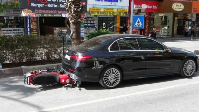 Yaya geçidini görünce kendini kilitleyen lüks otomobilin altına girdi