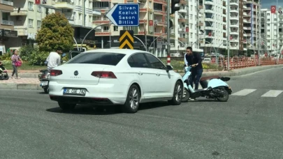 Yolu karıştıran sürücü motosiklete çarptı