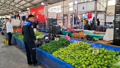 Zabıta ekiplerinden semt pazarında fiyat etiketi denetimi