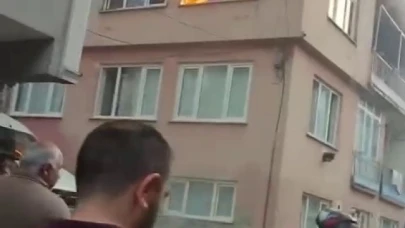3 katlı binanın en üst katı alev alev yandı