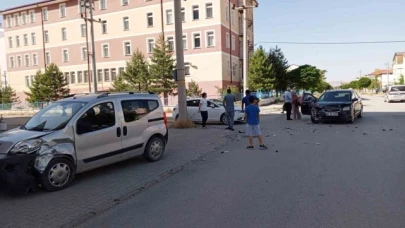 4 aracın karıştığı kazada 3 kişi yaralandı