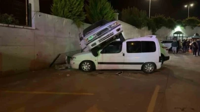 Alkollü sürücü dehşeti: Otomobiliyle araçların üzerine düştü