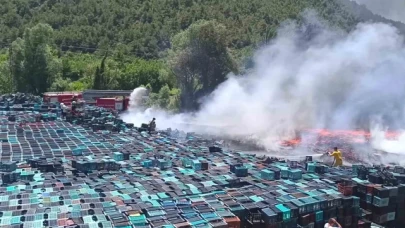 Amasya'da plastik kasalar yandı, dumanlar kilometrelerce öteden görüldü