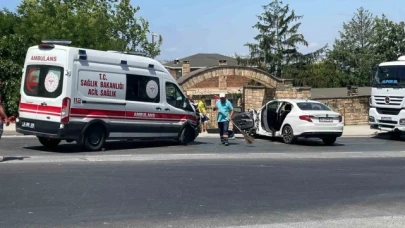 Ambulans otomobile çarptı: 4 yaralı