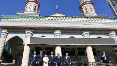 Bakan Fidan, Urumçi'de Yanghang Camii ziyaret etti ve çarşı gezdi