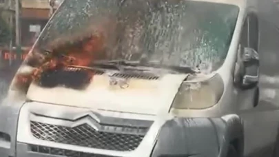 Bir minibüs alevlere teslim oldu
