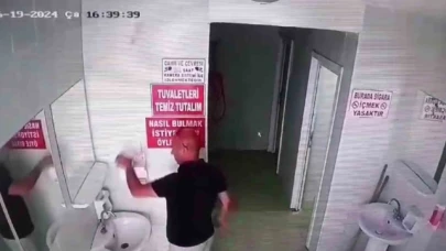 Cami tuvaletindeki sabunluğu çaldı, o anlar kamerada