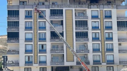 Çatı katında çıkan yangın korku dolu anlara neden oldu