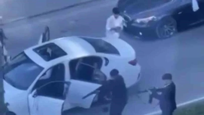 Düğün eğlencesi savaş alanına döndü: Trafiği kesip uzun namlulu silahla böyle ateş açtılar