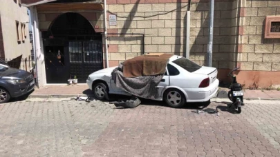 Freni boşalan araç, park halindeki araca çarptı: Motosiklet sürücüsü ölümden döndü