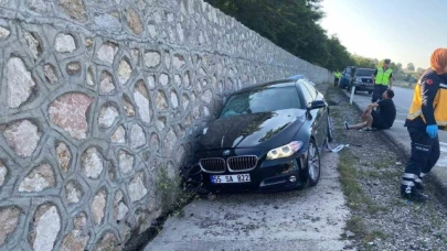 Gümüşhacıköy'de otomobil istinat duvarına çarptı: 1 ölü, 4 yaralı
