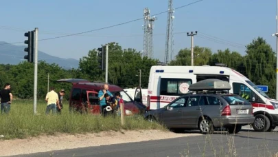Hafif ticari araç ile otomobil çarpıştı: 4 yaralı