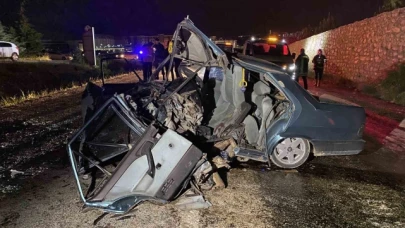Hafif ticari araçla çarpışan Tofaş hurdaya döndü: 2'si ağır 5 yaralı