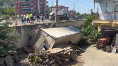 Kamyon, yolcu minibüsüne çarparak evin bahçesine uçtu: 1'i ağır 11 yaralı