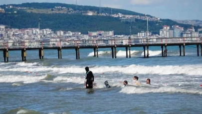 Karadeniz'de 4 kişi boğulma tehlikesi geçirdi