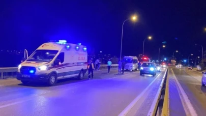 Kontrolden çıkan araç bariyerlere çarparken, 2 kişi yaralandı