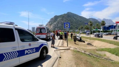 Kontrolü kaybedip beton bloka çarptı, kazayı duyan baba fenalık geçirdi