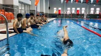 Mezun olduğu okuluna vefa borcunu çocuklara yüzme öğreterek ödüyor